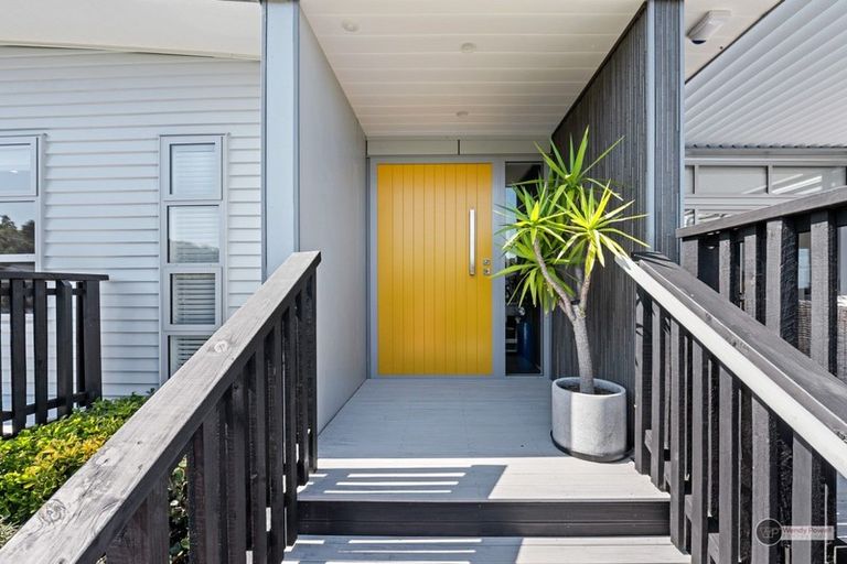 Photo of property in 37 Pekanga Road, Normandale, Lower Hutt, 5010