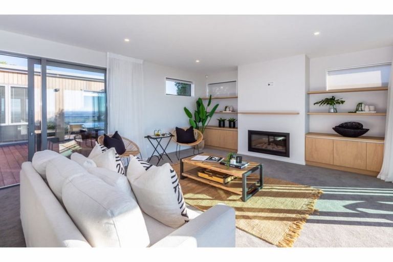 Photo of property in 10 Hilltop Lane, Mount Pleasant, Christchurch, 8081