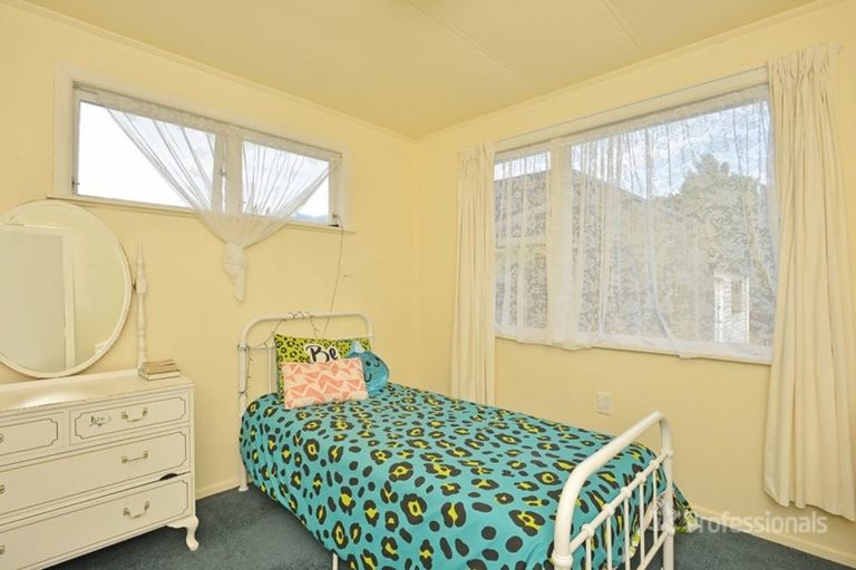 Photo of property in 70 Brandon Street, Featherston, 5710