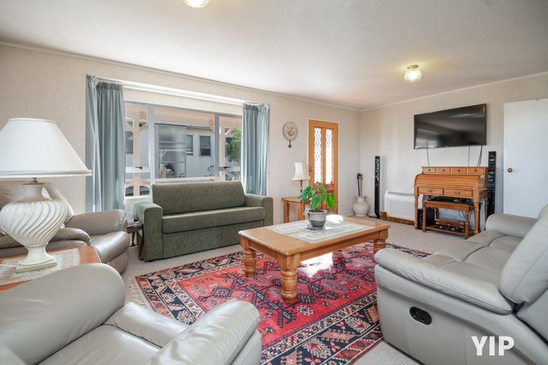 Photo of property in 7 Cheltenham Terrace, Newlands, Wellington, 6037