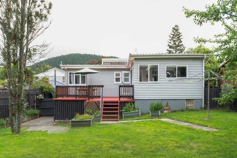 Photo of property in 11 Wairere Grove, Paraparaumu, 5032