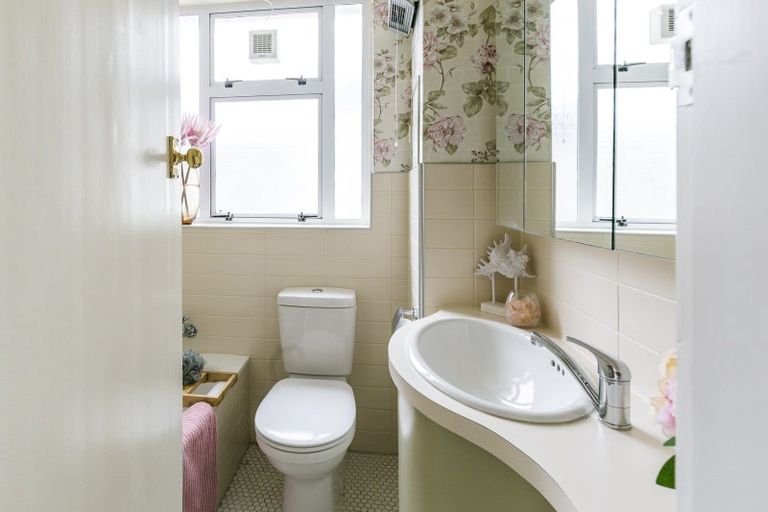 Photo of property in Owd Trafford Flats, 17 Brougham Street, Mount Victoria, Wellington, 6011