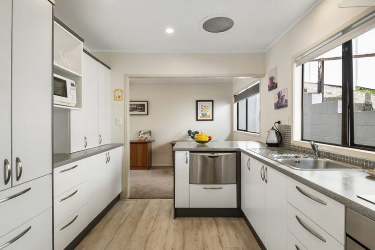 Photo of property in 2/13 Newstead Avenue, Browns Bay, Auckland, 0632