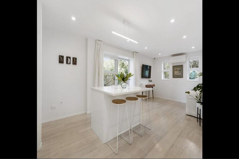 Photo of property in 10 Palmyra Way, Half Moon Bay, Auckland, 2012