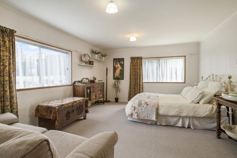 Photo of property in 92 Kiwi Esplanade, Mangere Bridge, Auckland, 2022