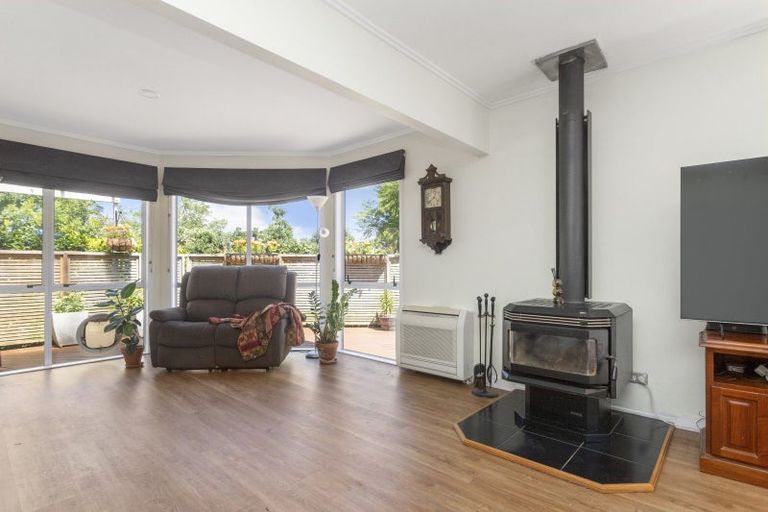 Photo of property in 2/992 Beach Road, Torbay, Auckland, 0630