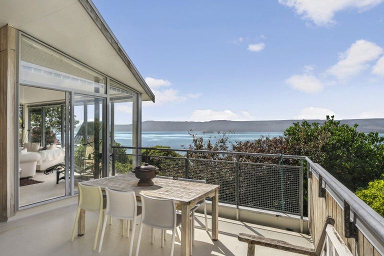 Photo of property in 36a Fortification Road, Karaka Bays, Wellington, 6022
