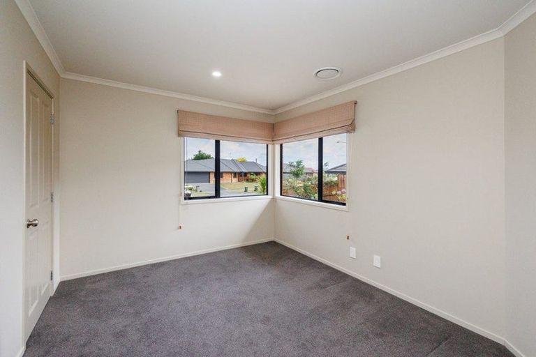 Photo of property in 12 Johnstone Drive, Fitzherbert, Palmerston North, 4410