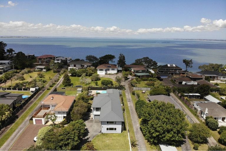 Photo of property in 34 Cliff View Drive, Green Bay, Auckland, 0604
