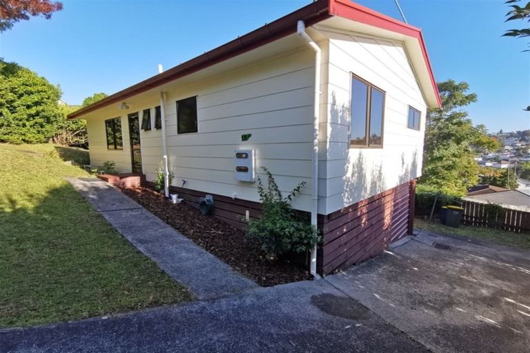 Photo of property in 2/13 Helicon Place, Totara Vale, Auckland, 0629