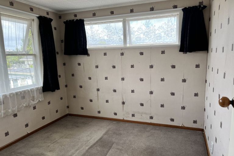 Photo of property in 40 Longburn Road, Henderson, Auckland, 0610