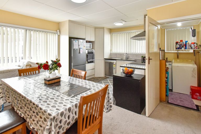 Photo of property in 11 Oxford Road, Manurewa, Auckland, 2102