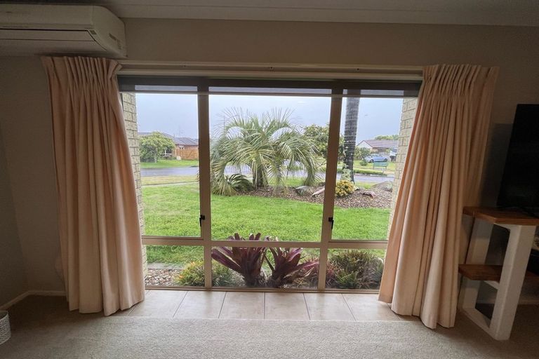 Photo of property in 1 Mcleod Place, Papamoa Beach, Papamoa, 3118