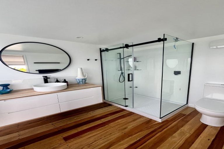 Photo of property in 15 Piha Road, Piha, New Lynn, 0772