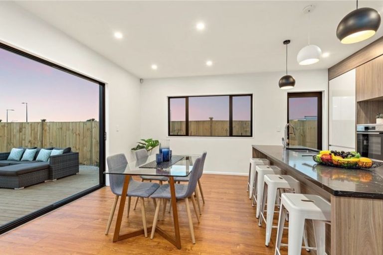 Photo of property in 4 Vinistra Road, Kumeu, 0810