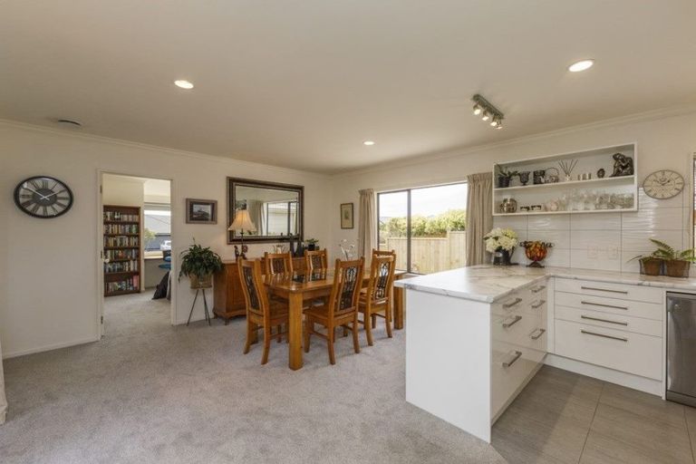 Photo of property in 24 Greenwood Place, Fitzherbert, Palmerston North, 4410