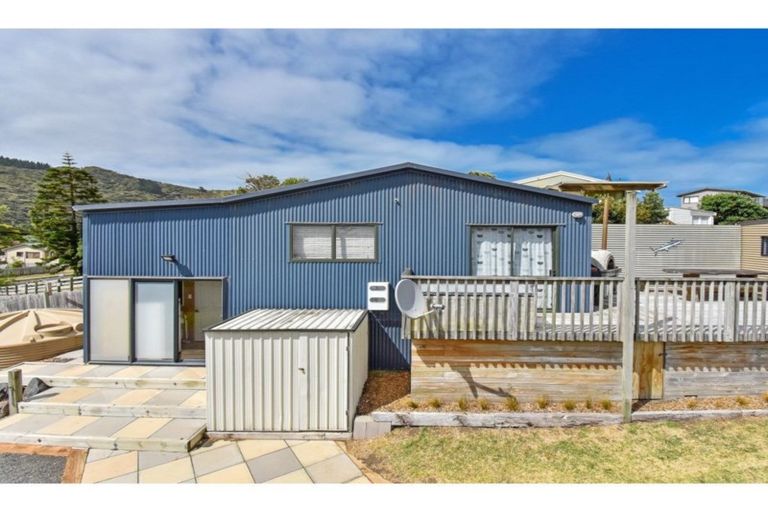 Photo of property in 21 Westside Road, Port Waikato, Tuakau, 2695