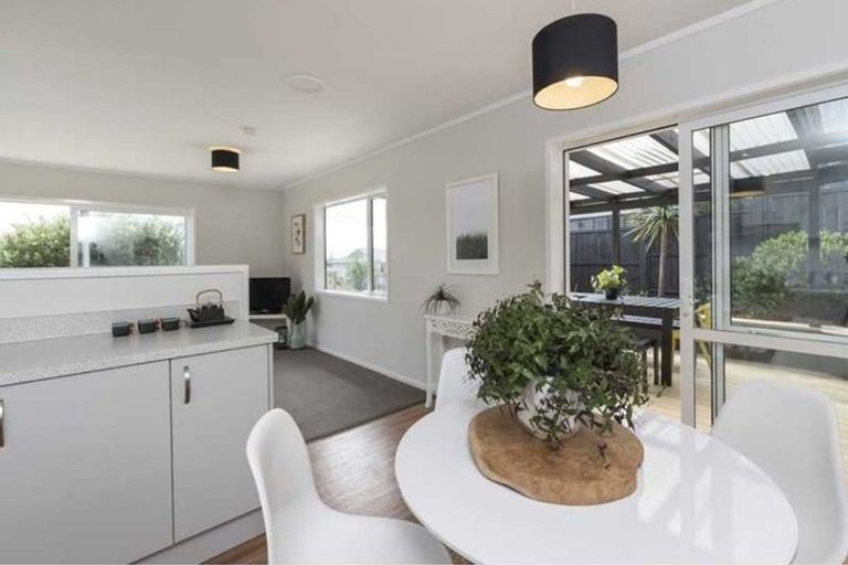 Photo of property in 44 Sungrove Rise, Sunnyvale, Auckland, 0612