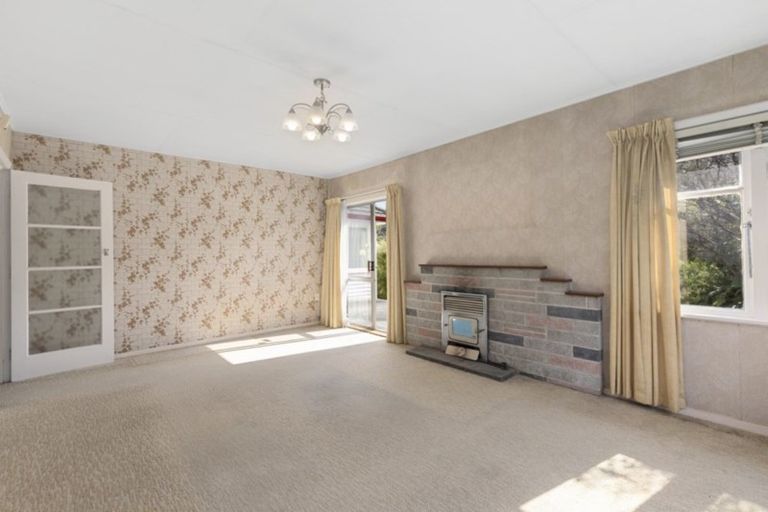 Photo of property in 28 Glen Road, Stokes Valley, Lower Hutt, 5019
