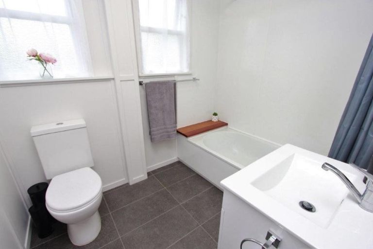 Photo of property in 25 Esk Street, Roslyn, Palmerston North, 4414