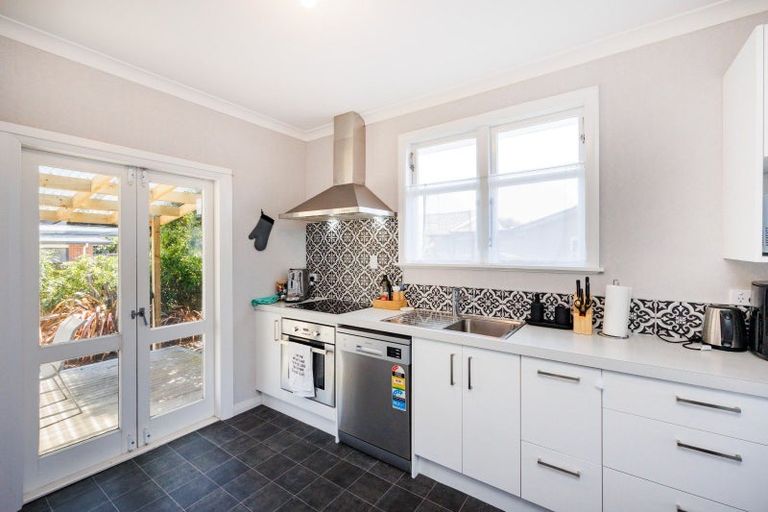 Photo of property in 27 Knowles Street, Terrace End, Palmerston North, 4410