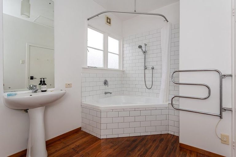 Photo of property in 1060 Great North Road, Point Chevalier, Auckland, 1022