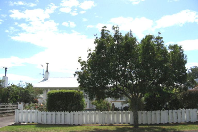 Photo of property in 13 Lynden Avenue, Hillcrest, Auckland, 0627