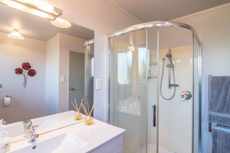 Photo of property in 3 Rewarewa Crescent, Waikanae, 5036