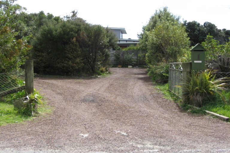 Photo of property in 1 Te Ahuahu Road, Piha, New Lynn, 0772