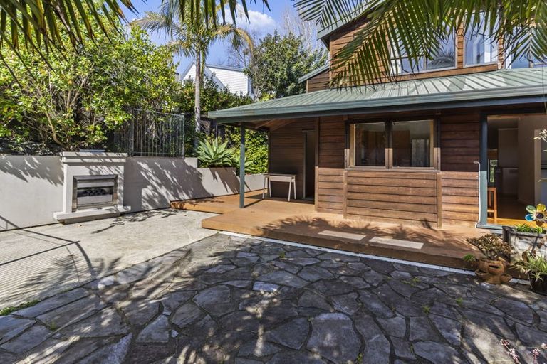 Photo of property in 5 Telephone Road, Birkenhead, Auckland, 0626