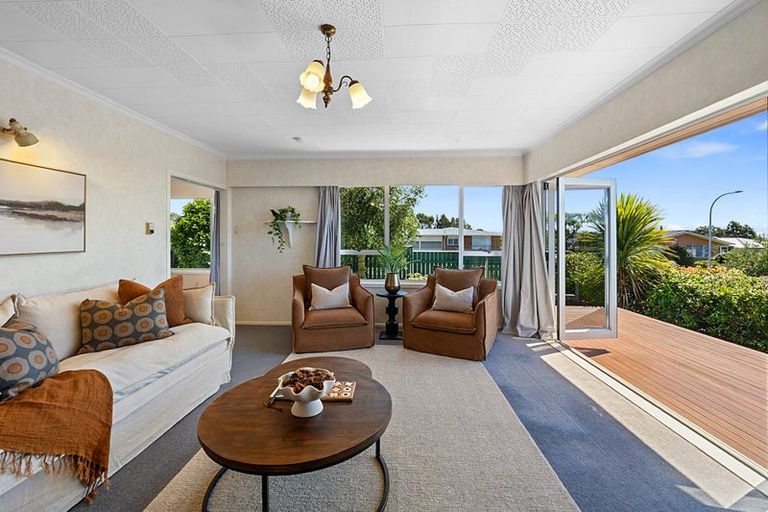 Photo of property in 43 Nevada Drive, Merrilands, New Plymouth, 4312