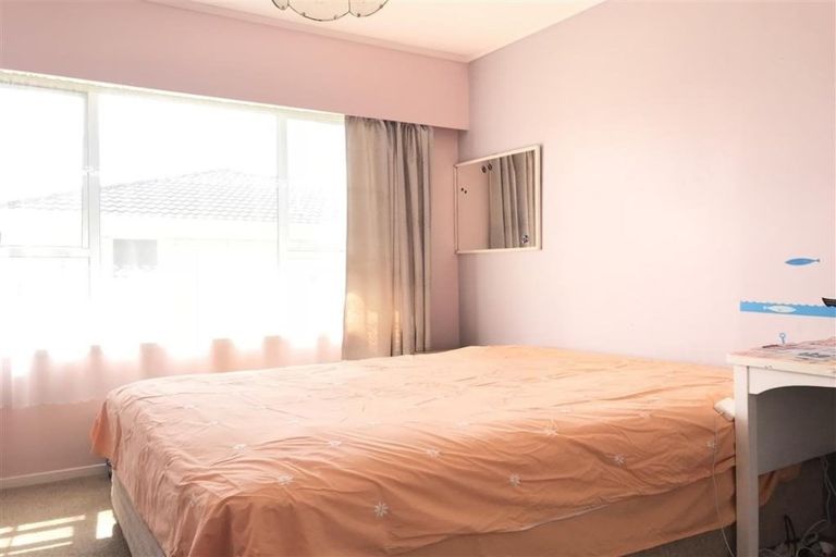 Photo of property in 10 Bodi Place, Te Atatu South, Auckland, 0610