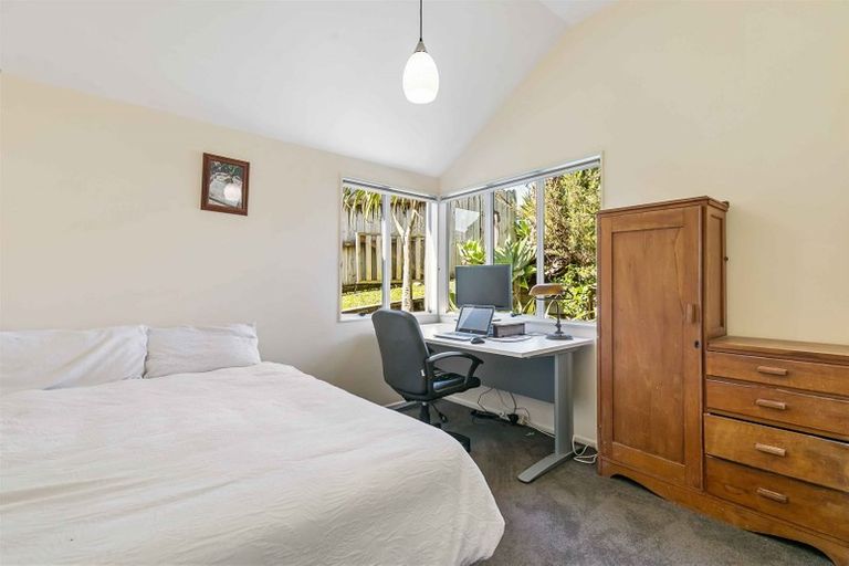 Photo of property in 18 Tyrico Close, Unsworth Heights, Auckland, 0632
