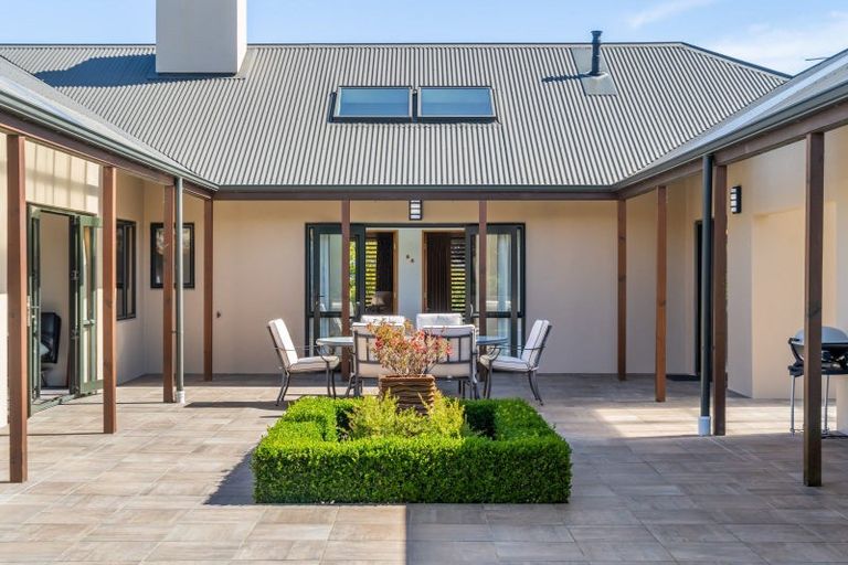 Photo of property in 32 Paekakariki Hill Road, Pauatahanui, Porirua, 5381