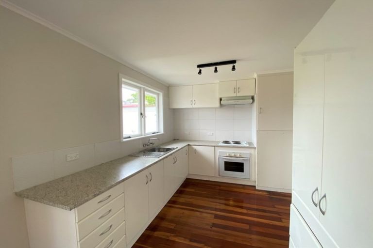 Photo of property in 4 Harding Avenue, Te Atatu South, Auckland, 0610