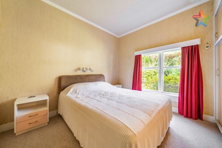 Photo of property in 32 Waitohu Road, York Bay, Lower Hutt, 5013