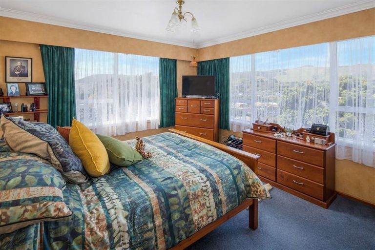 Photo of property in 52 Saint Johns Terrace, Tawa, Wellington, 5028