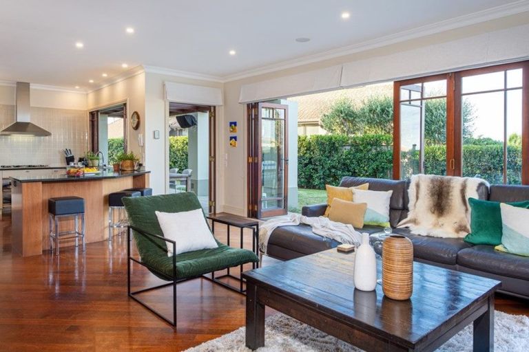 Photo of property in 15 Ocean View Road, Milford, Auckland, 0620