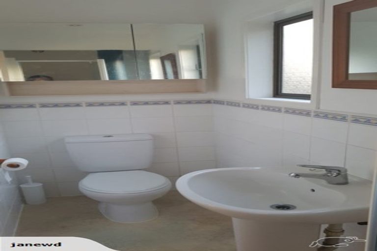 Photo of property in 1/17 Sandown Road, Rothesay Bay, Auckland, 0630