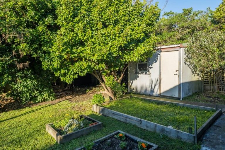 Photo of property in 2 Te Pari Pari Road, Pukerua Bay, 5026