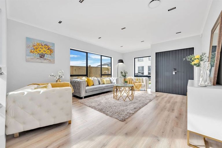 Photo of property in 30 Ballyalton Crescent, Flat Bush, Auckland, 2019