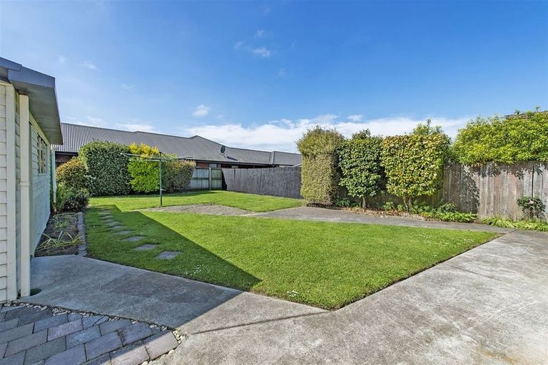 Photo of property in 33 Farquhars Road, Redwood, Christchurch, 8051