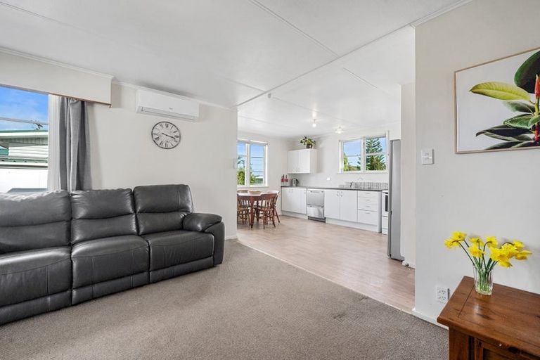 Photo of property in 2/11 Parakai Avenue, Parakai, 0830