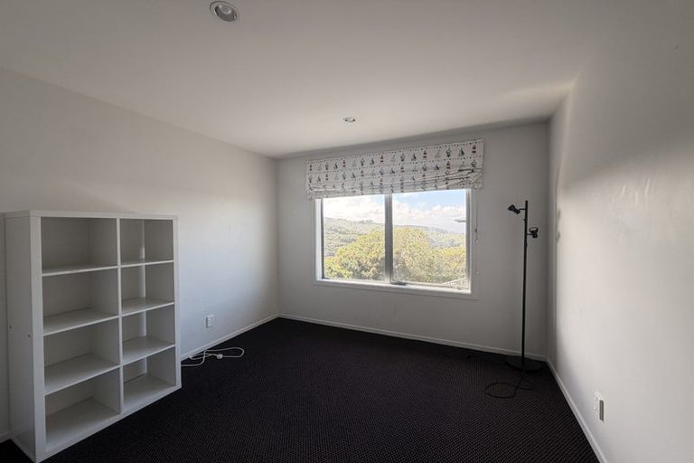 Photo of property in 11 Bendigo Grove, Newlands, Wellington, 6037