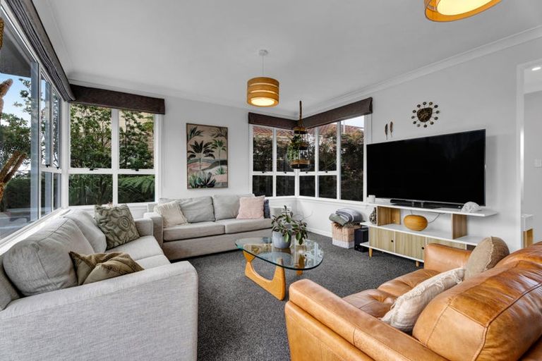 Photo of property in 10 Strandon Place, Strandon, New Plymouth, 4312