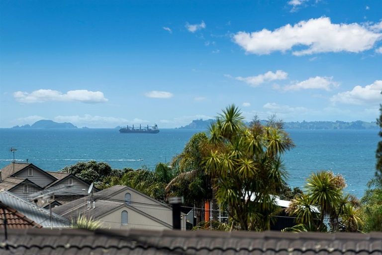 Photo of property in 2/33 Montgomery Avenue, Rothesay Bay, Auckland, 0630
