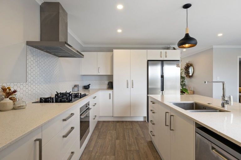 Photo of property in 1 Gibraltar Way, Fitzherbert, Palmerston North, 4410