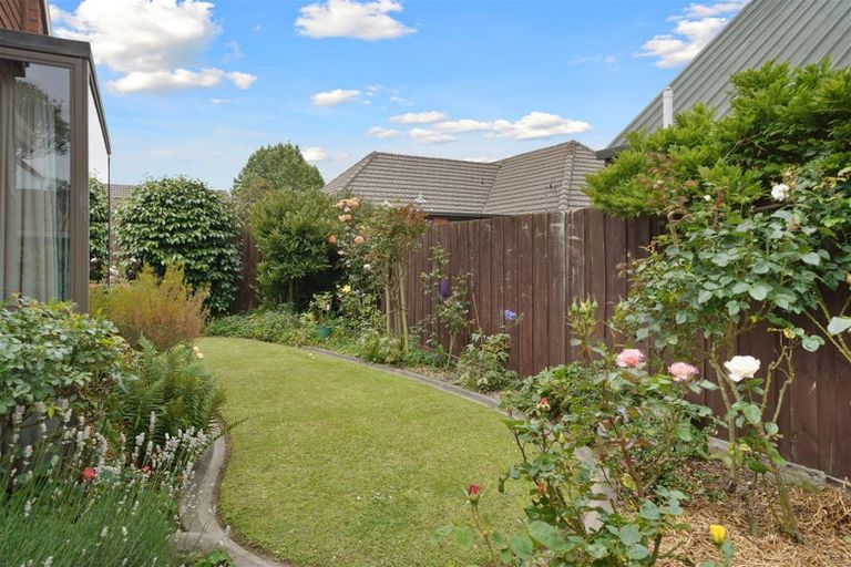 Photo of property in 2/6 Cricklewood Place, Avonhead, Christchurch, 8042