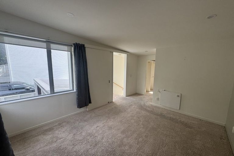 Photo of property in 22 Tiketike Way, Brooklyn, Wellington, 6021