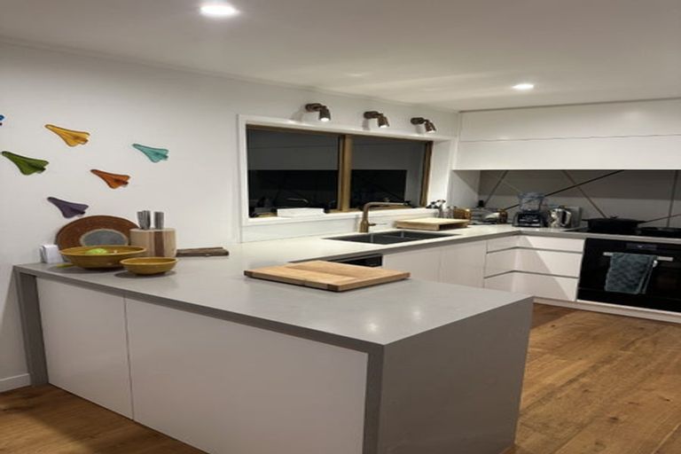 Photo of property in 4a Page Point, Mellons Bay, Auckland, 2014